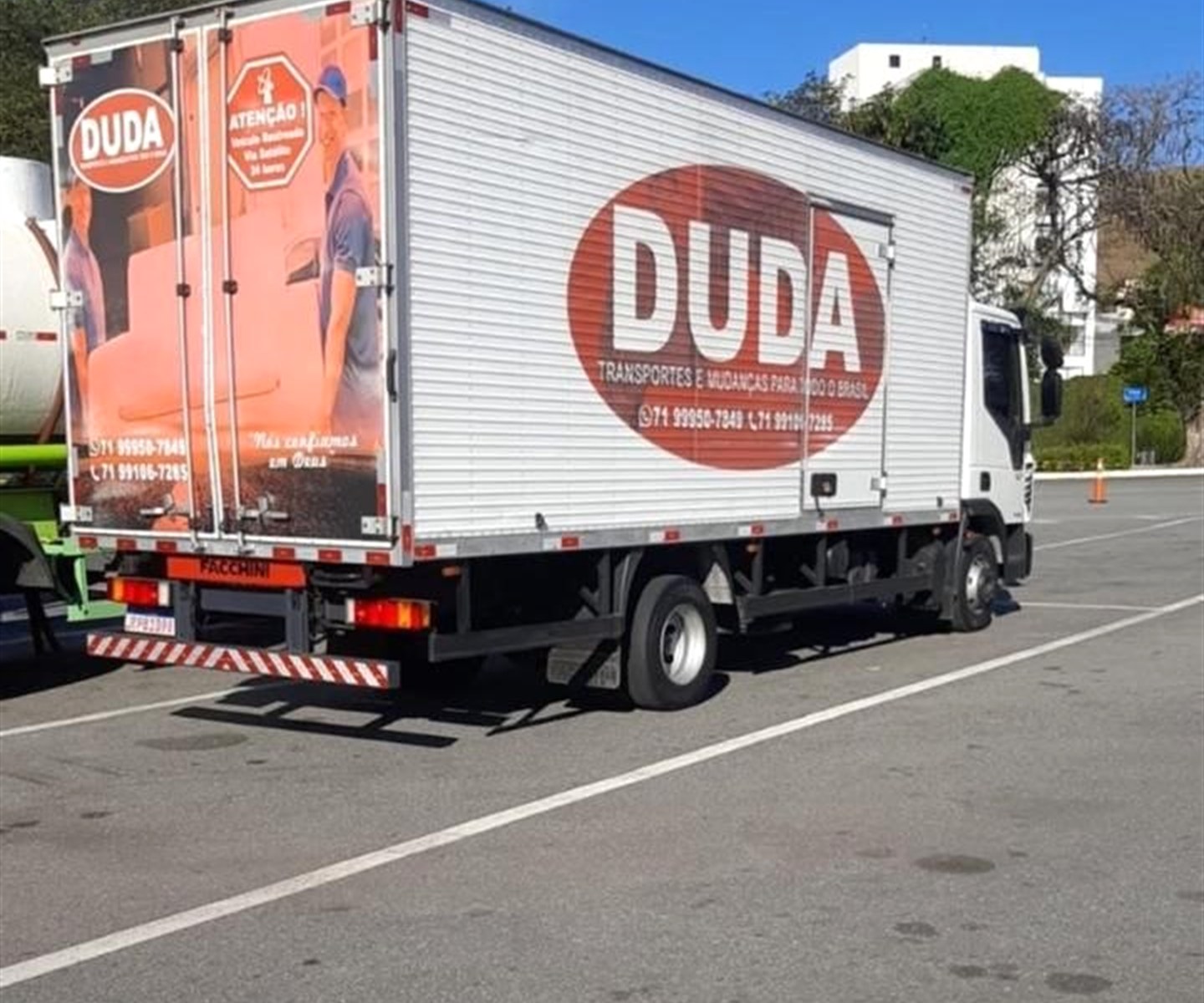 Caminhão da Duda Mudanças estacionado em Salvador
