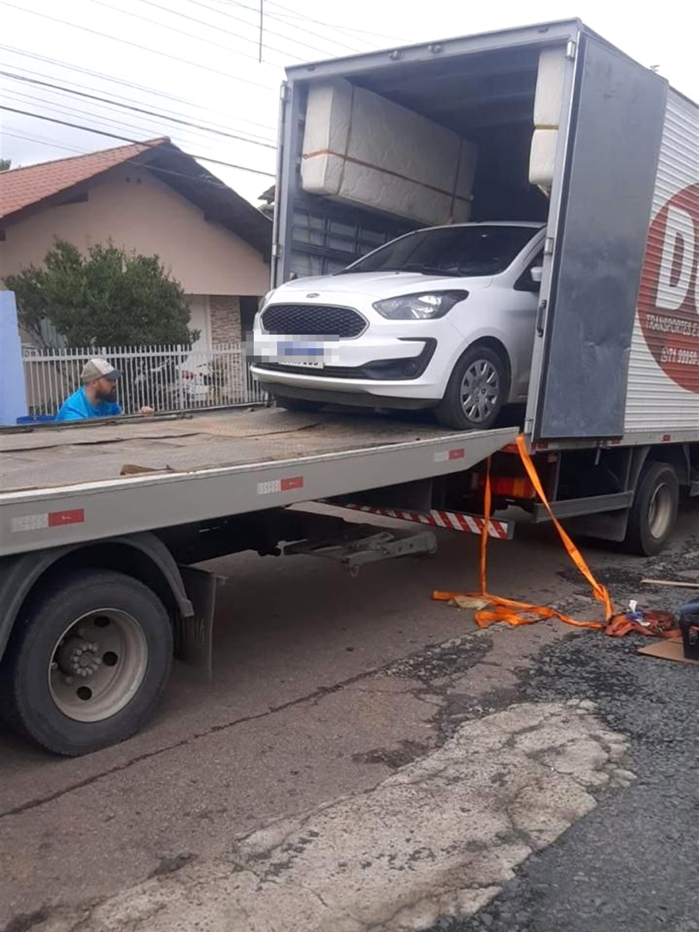 Veículo sendo transportado em caminhão da Duda Mudanças